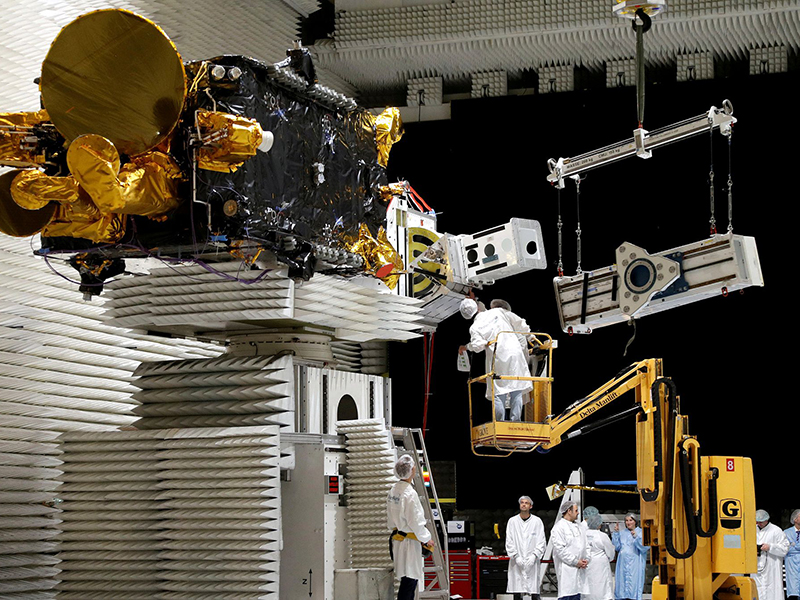 شركة تحصل على 13.5 مليون دولار لتصنيع قمر صناعي لإرسال شبكة إنترنت